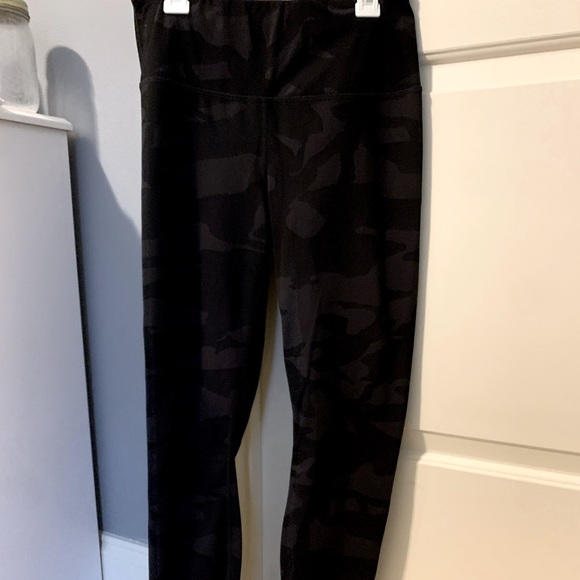 Grey and black camo 7/8 leggings size medium by Yogalicous - Picture 2 of 3